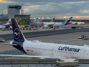 فرانكفورت أم ماين، ألمانيا – 7 أكتوبر 2022: طائرة إيرباص A320 تابعة لشركة لوفتهانزا متوقفة عند مبنى الركاب في مطار فرانكفورت.