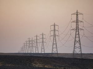 أبراج الكهرباء تمتد على طول الطريق عبر الصحراء المصرية