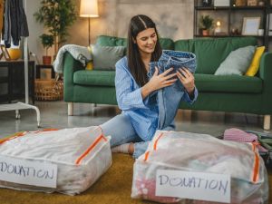 طريقة سهلة لطيّ الملابس الشتوية وتخزينها