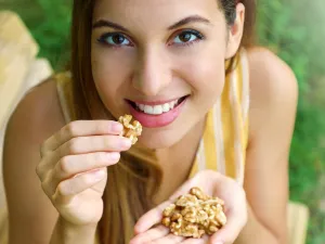 الخصوبة تبدأ من نمط حياتك: التغذية والجوز أساس الصحة الإنجابية