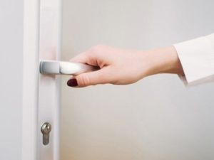 حلم فتح الباب بدون مفتاح