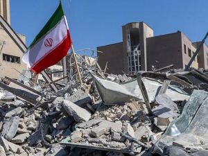 علم إيران وسط الدمار