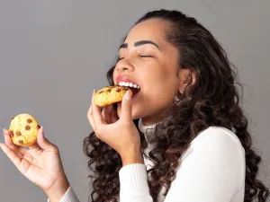 لماذا يزداد اشتهاء الحلويات؟ رسالة خفية من جسمك لا يجب تجاهلها