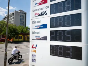 Oil prices tumble as Trump signals imminent Iran deal
