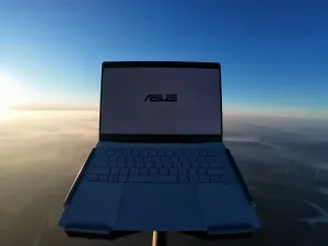 أسوس ترسل ExpertBook Ultra إلى ارتفاع يتجاوز قمة إيفرست لاختبار متانته في الظروف الواقعية