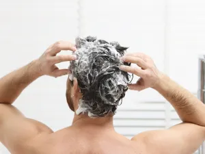 أفضل 4 شامبوهات للرجال: حلول فعالة لكل نوع شعر