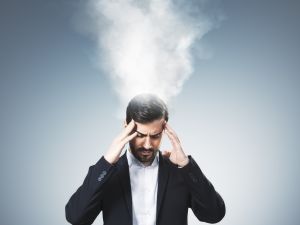 تأثير التوتر وقلة النوم على مظهر الرجل وثقته بنفسه