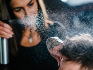 أفضل أنواع سبراي تثبيت للشعر للرجال والنساء