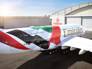 طيران الإمارات تكشف عن تصميم فريد لكسوة طائرة A380 تتألق بعلم دولة الإمارات