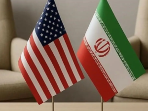 أعلام الولايات المتحدة وإيران ترمز إلى المفاوضات الجارية بين البلدين وسط ترقب إقليمي ودولي لنتائج الاتفاق المرتقب
