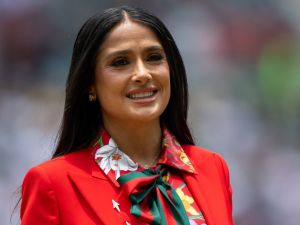 سلمى حايك تخطف الأنظار ببدلة حمراء أنيقة في حفل افتتاح كأس العالم 2026