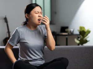 ما سبب العطس بصوت عالٍ؟ وكيف يمكن التخفيف منه؟