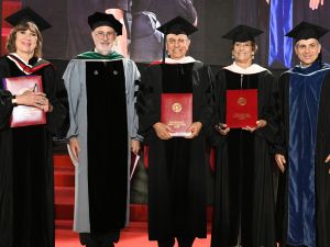 الجامعة الأميركية في بيروت تحتفل بـ 756 خرّيج دراسات عليا وتمنح شهادة الدكتوراه الفخرية لثلاث شخصيات لامعة