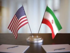 علم الولايات المتحدة وعلم إيران متقابلان في إشارة إلى المفاوضات الجارية بين البلدين بشأن اتفاق محتمل