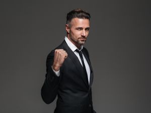 الهيبة الصامتة.. كيف تفرض حضورك دون أن تتكلم؟