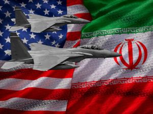 مقاتلتان حربيتان تحلقان أمام علمي الولايات المتحدة وإيران في صورة تعبر عن التوتر العسكري والتصعيد بين البلدين.