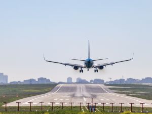 طائرة ركاب تقترب من مدرج المطار للهبوط