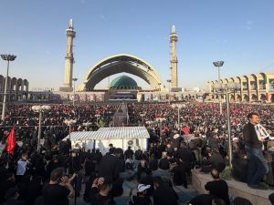 آلاف الإيرانيين يشاركون في مراسم تشييع المرشد الإيراني الراحل علي خامنئي في طهران وسط حضور رسمي وشعبي واسع.