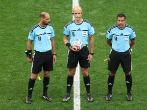 حكم مباراة إنجلترا والكونغو الديمقراطية اليوم في كأس العالم 2026