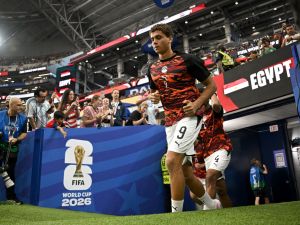 حمزة عبدالكريم خلال إحماء منتخب مصر في كأس العالم 2026