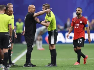 Egypt's coach argues with referee in Argentina vs Egypt quarter final match of 2026 FIFA World Cup