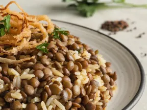 المجدرة من الأكلات العربية الصحية الغنية بالعدس والأرز