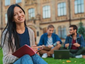كيف تختار تخصصك الجامعي بثقة؟ نصائح مهمة لكل الطلاب