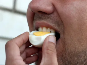 فوائد تناول البيض يوميًا للرجال.. وهل هناك أضرار؟