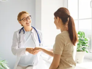 شخص يتمتع بالصحة يعبر عن علامات الجسم السليم مثل الطاقة والحيوية والراحة الجسدية