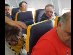 Ryainair condemned for failing to remove a passenger accused of racially abusing (Twitter)