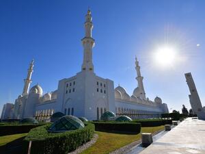 A picture taken on Mar. 15, 2018 shows the Sheikh Zayed Grand Mosque in the UAE capital Abu Dhabi. 
(GIUSEPPE CACACE / AFP)