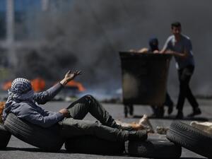 Palestinian men burn tyres during a protest in the West Bank city of Ramallah on Apr. 6, 2018. Clashes erupted on the Gaza-Israel border Friday, AFP journalists said, a week after similar demonstrations led to violence in which Israeli force killed 19 Palestinians, the bloodiest day since a 2014 war. Palestinians burned tyres and threw stones at Israeli soldiers over the border fence, who responded with tear gas and live fire, the correspondents said. (ABBAS MOMANI / AFP)