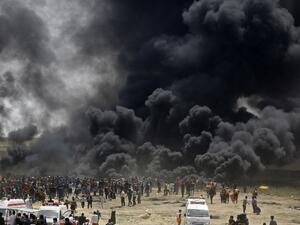 Palestinians burn tires at the border fence with Israel, east of Jabalia in the central Gaza city, during a protest on April 13, 2018. Several thousand Gazans gathered for a third consecutive Friday of mass protests along the border with Israel after violence in which Israeli forces have killed 33 Palestinians and wounded hundreds of others. (MOHAMMED ABED / AFP)