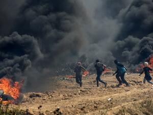 Palestinian protesters pull a metal cable as they try to take down a section of barbed wire at the border fence with Israel, east of Gaza City in the central Gaza Strip, on Apr. 13, 2018. Clashes erupted as thousands protested for a third consecutive Friday along Gaza's border with Israel after violence in which Israeli forces have killed 33 Palestinians and wounded hundreds of others. (MAHMUD HAMS / AFP)