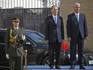 Chinese Vice President Wang Qishan and Palestinian prime minister Rami Hamdallah review the honour guard in the the West Bank city of Ramallah on October 23, 2018. 
ABBAS MOMANI / POOL / AFP