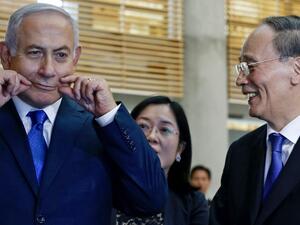 Chinese Vice President Wang Qishan (R) laughs as Israeli Prime Minister Benjamin Netanyahu (L) (AFP)