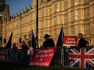 Pro-Brexit activists hold placards as they demonstrate outside of the Houses of Parliament in London On February 26, 2019. (Daniel LEAL-OLIVAS / AFP)
