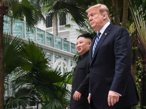 US President Donald Trump (R) walks with North Korea's leader Kim Jong Un during a break in talks at the second US-North Korea summit on February 28, 2019. (Saul LOEB / AFP)
