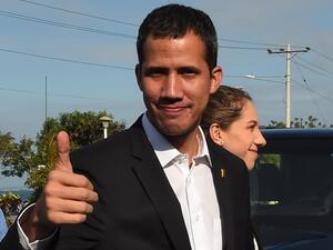 Venezuelan opposition leader and self-proclaimed acting president Juan Guaido (L) gives the thumb up as he arrives for a meeting with Ecuadorean President Lenin Moreno in Salinas, Ecuador on March 2, 2019. (AFP)