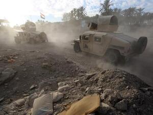 Iraqi soldiers patrol the suburbs of Ramadi, the capital of Iraq's Anbar province, 120 kilometers west of Baghdad, on February 2, 2016. (AFP/Ahmad al-Rubaye)