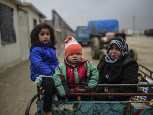 Refugee children arrive a the Turkish border crossing gate as Syrians fleeing the northern embattled city of Aleppo wait on February 6, 2016 in Bab al-Salama, near the city of Azaz, northern Syria. (AFP/Bulent Kilic)