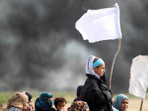 Iraqi girls hold makeshift white flags as they flee with their families a military operation by Iraqi security personnel aimed at retaking areas from Daesh, in the desert west of the city of Samarra on March 3, 2016. (AFP/Ahmad al-Rubaye)