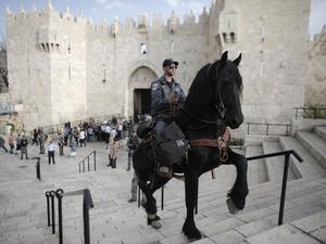 An Israeli mounted policeman stands guard outside Damascus Gate in Jerusalem's Old City on March 9, 2016. (AFP/Ahmad Gharabli)