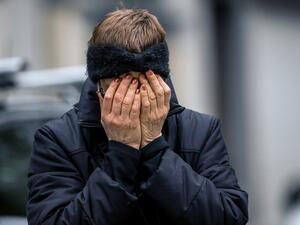 A woman reacts outside the Maelbeek - Maalbeek metro station in Brussels on March 23, 2016, a day after the station and the Brussels-Zaventem airport were attacked by triple blasts that killed some 30 people and left around 250 injured. (AFP/Phillipe Huguen)