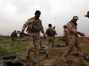 Iraqi soldiers hold a position on the outskirts of Makhmur, about 175 miles north of the capital Baghdad, on March 26, 2016, during a military operation to recapture Nineveh province and its capital Mosul from Daesh. (AFP/Safin Hamed)
