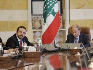 Lebanese President Michel Aoun (R) and Prime Minister Saad Hariri attend a cabinet meeting at the presidential palace. (AFP/ JOSEPH EID)