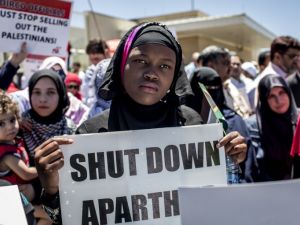 Members of pro-Palestinian groups, the Young Communist League, the Ahmed Kathrada Foundation, civil society groups and others demonstrate outside the U.S. Consulate General in Sandton, Johannesburg, on Dec.14, 2017, to protest against the recent decision by Donald Trump to move the U.S. embassy to Jerusalem (GULSHAN KHAN / AFP)


