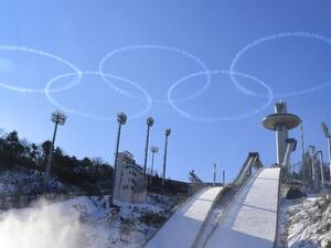 In a photo taken on Jan. 10, 2018 members of the South Korean air force Black Eagle aerobatic team perform above the ski jump venue of the Pyeongchang 2018 winter Olympics, in Pyeongchang (YONHAP / AFP)