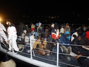 Illegal migrants from Arab and African nationalities arrive at a naval base in the capital Tripoli late on Jan. 15, 2018, after they were rescued off the coast of Zuwara, 130 kilometers (81 miles) West of the Libyan capital (Mahmud TURKIA / AFP)