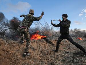 Palestinian demonstrators clash with Israeli forces near the Israel-Gaza border east of the southern Gaza strip city of Khan Yunis on Jan. 26, 2018. (SAID KHATIB / AFP)